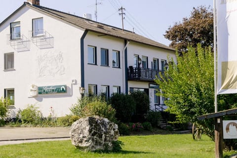 Landhaus vor Burg Eltz Hotel in Cochem-Zell