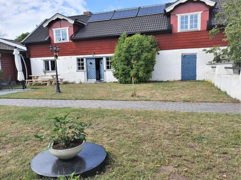 Property building, Facade/entrance, Garden