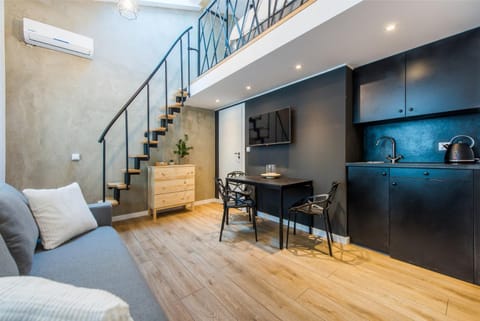 Kitchen or kitchenette, Living room, Seating area, Dining area