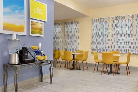 Days Inn & Suites by Wyndham DFW Airport South-Euless Hotel in Euless