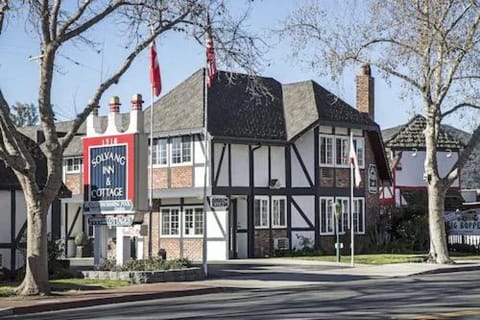 Property building, Day, Landmark view, Street view, Location