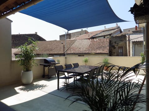 Property building, BBQ facilities, Balcony/Terrace, Pets, Alcoholic drinks