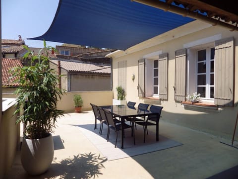 Property building, BBQ facilities, Balcony/Terrace, Pets, Landmark view, Alcoholic drinks, Family