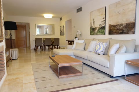 luxury modern apartment with terrace, pool and garage! Condominio in San Pedro de Alcántara