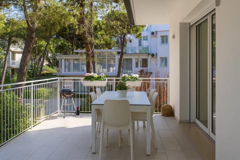 View (from property/room), Balcony/Terrace, Dining area