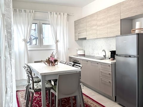 Kitchen or kitchenette, Dining area