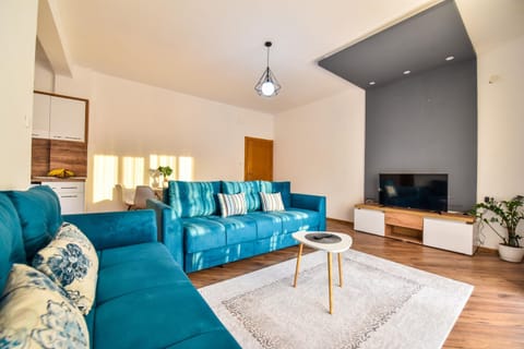 Communal lounge/ TV room, TV and multimedia, Living room, Seating area, Evening entertainment