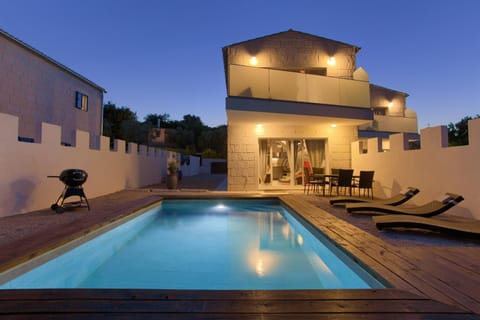 Property building, BBQ facilities, Garden, Balcony/Terrace, Swimming pool, Swimming pool, Sunset