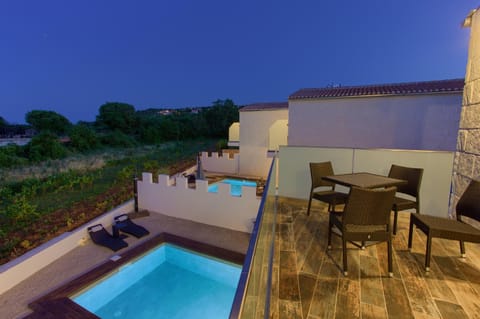 Balcony/Terrace, Seating area, Pool view, Swimming pool, Swimming pool