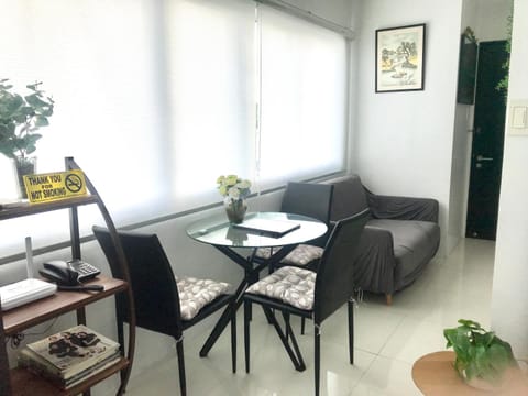 Cozy and Full Service Condo at the Heart of Bacolod Copropriété in Bacolod