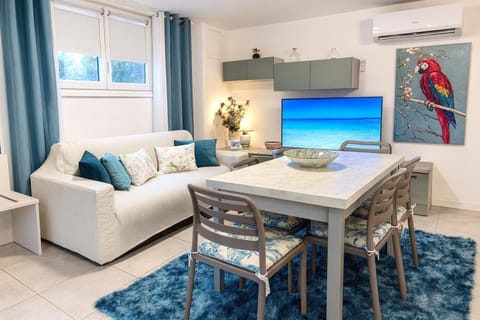 TV and multimedia, Living room, Seating area, Dining area