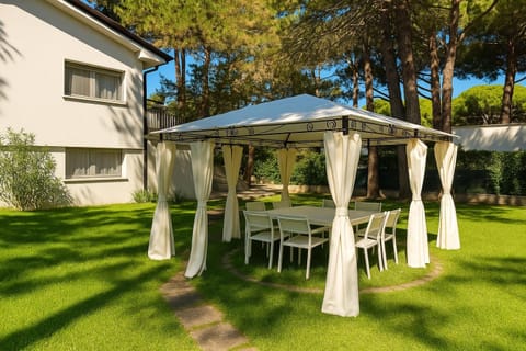 Property building, Garden, Dining area