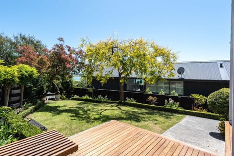 Retro Living - Lush Garden Apartment in Christchurch