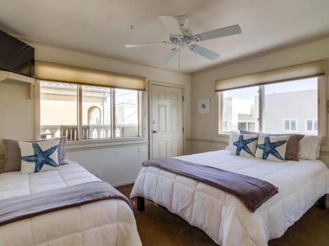 Luxury Penthouse with Elevator - Sleeps 10+ - Family Friendly Sun / Surf / Sand Haus in Mission Beach