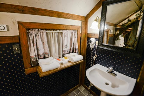 Castle Wood Theme Cottages- COUPLES ONLY Hôtel in Big Bear