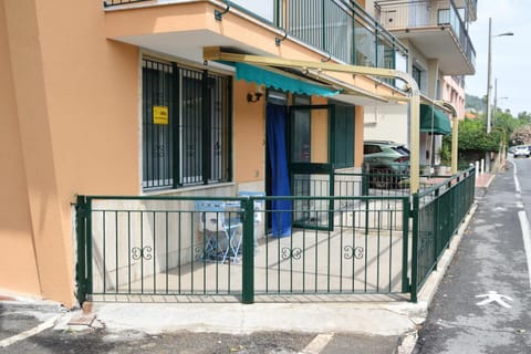 Property building, Spring, Day, Neighbourhood, Summer, Balcony/Terrace, Street view