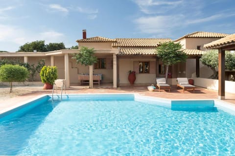 White sand Villa. Spacious villa with prive pool. Villa in Crete