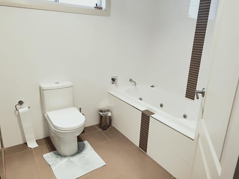 Stylish Private Bathroom-Luxurious modern big home Vacation rental in Sydney