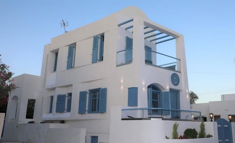 Captain Lazaros 2storey Pool-Jacuzzi Villa for 3 adults and 2 children,private resort,500sqm plot just steps from the Black Beach-Seaview & Parking Villa in Perissa