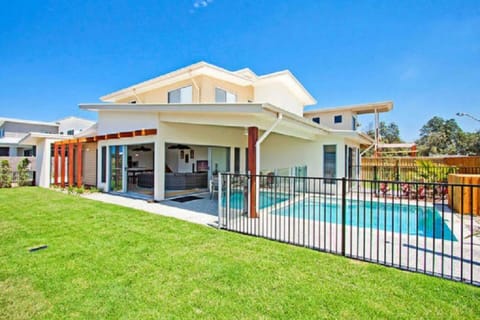 Property building, Garden, Swimming pool