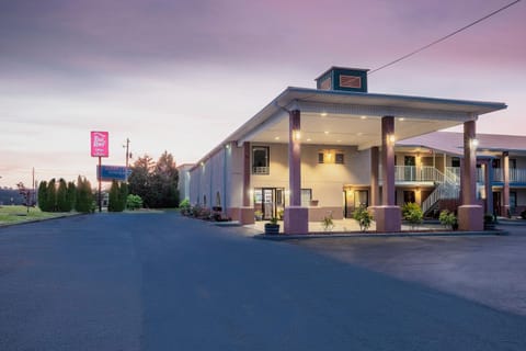 Red Roof Inn & Suites Rome Motel in Rome