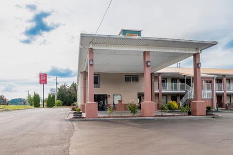 Red Roof Inn & Suites Rome Motel in Rome