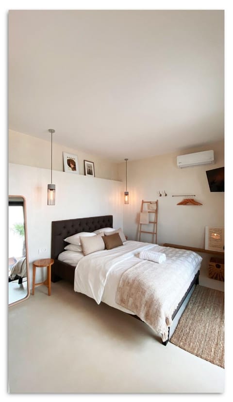 Bed, Photo of the whole room, Bedroom, air conditioner