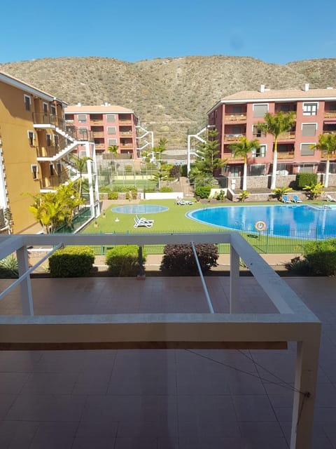 Tennis court, Pool view