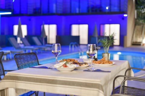 Property building, Restaurant/places to eat, Food and drinks, Food, Swimming pool, Lunch, Dinner