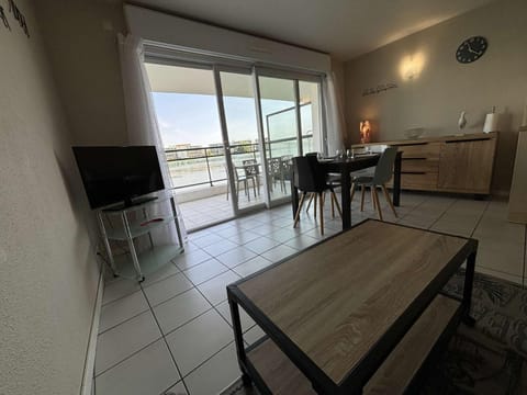 Appartement T2 avec Terrasse, Vue Lac, Parking et Piscine - La Rochelle - FR-1-246-500 Apartment in La Rochelle