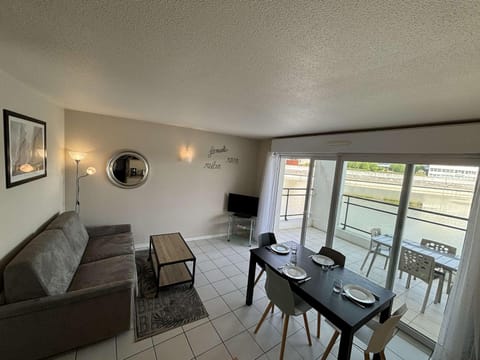 Appartement T2 avec Terrasse, Vue Lac, Parking et Piscine - La Rochelle - FR-1-246-500 Apartment in La Rochelle