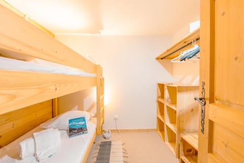 Bedroom, bunk bed