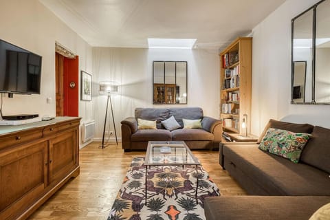 Communal lounge/ TV room, Library, TV and multimedia, Living room, Lounge or bar, Seating area