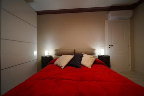 Bed, Photo of the whole room, Bedroom, air conditioner