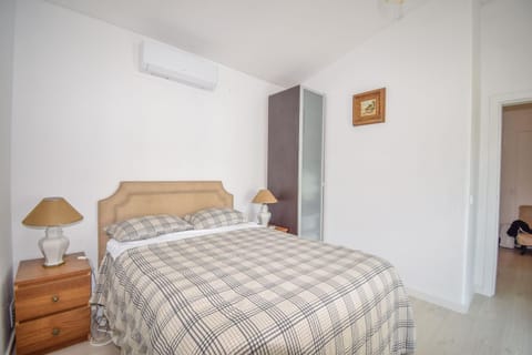 Bedroom, air conditioner