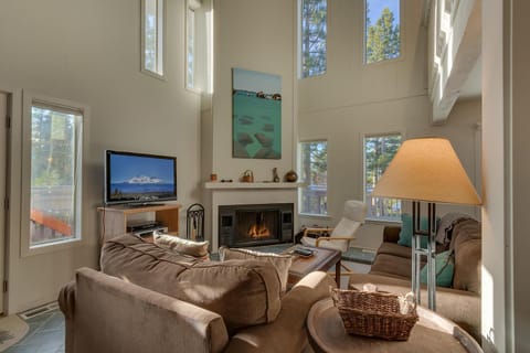 Sunny Daze at Dollar Point by Tahoe Getaways - Tahoe Classic w Open Floor Plan, Wood Fireplace, Close to Lake! Maison in Dollar Point