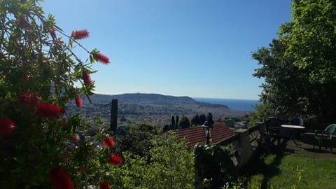 Maison mitoyenne 68m², 2 pièces + véranda, jardin 100m² avec pergola, vue mer House in Nice