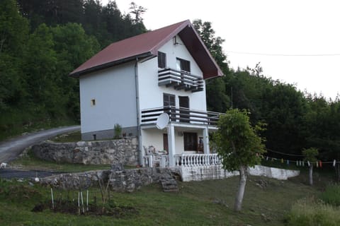 Property building, Facade/entrance, Day, Natural landscape, Garden, Landmark view