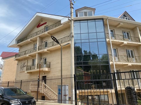 Property building, Day, Balcony/Terrace