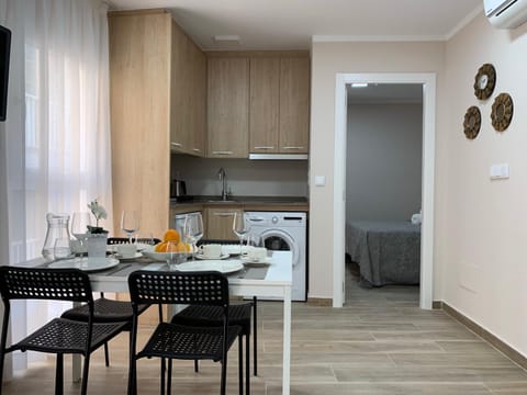 Kitchen or kitchenette, Dining area