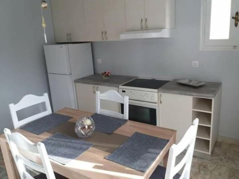 Kitchen or kitchenette, Dining area, pet friendly, stove