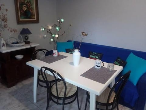 Seating area, kitchen