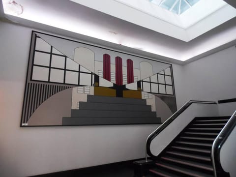 Art Deco Building on Vibrant Sauchiehall Street Apartment in Glasgow