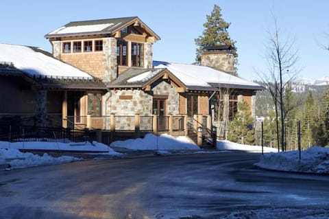 Luxury 3BD Village at Northstar Residence w/ Ski Valet - Northstar Lodge 404 Maison in Northstar Drive