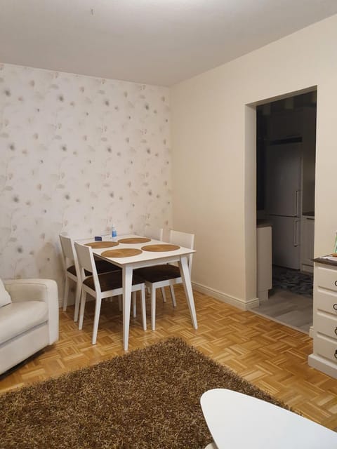 Kaunis valoisa 3 krs pikkukaksio Vantaa Koivukylä Apartment in Uusimaa