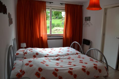 Shower, Toilet, Bed, Garden, Bathroom, Coffee/tea facilities, Seating area, Bedroom