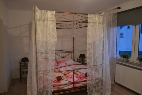 Bed, Photo of the whole room, Garden view, Mountain view