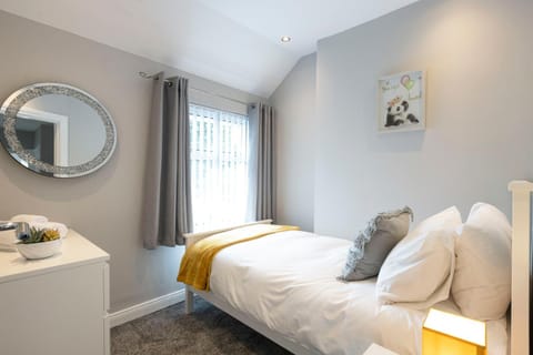 Chestnut House, Sleeps 11, Beautiful, spacious & comfortable Casa in Belfast