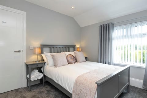 Chestnut House, Sleeps 11, Beautiful, spacious & comfortable Maison in Belfast