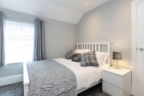 Chestnut House, Sleeps 11, Beautiful, spacious & comfortable Haus in Belfast